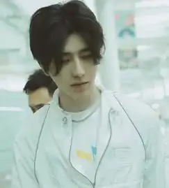 最近流行反穿裤子,蔡徐坤上身后男友力爆棚,头身比例绝了