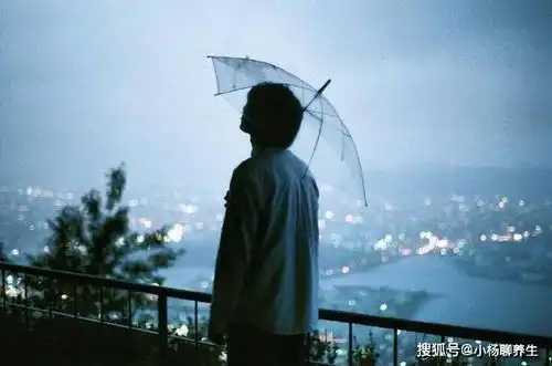 最新爱情说说微信经典语录以前的一句话,是我们以后的伤口