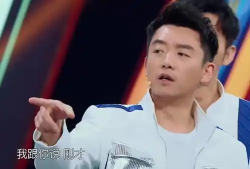 郑恺讲话遭贾玲无情打断,笑颜暴露年龄,谁注意到李晨的表情了