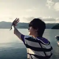 求站在江边或水边晒太阳男孩的qq头像