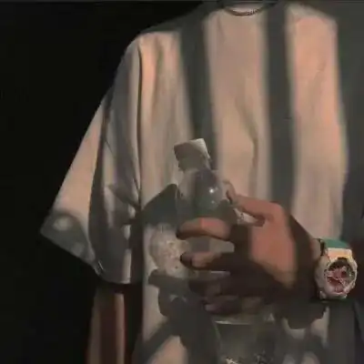 压抑绝望的男生头像文案