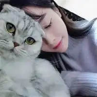 手里抱猫的情侣头像微信头像图片大全
