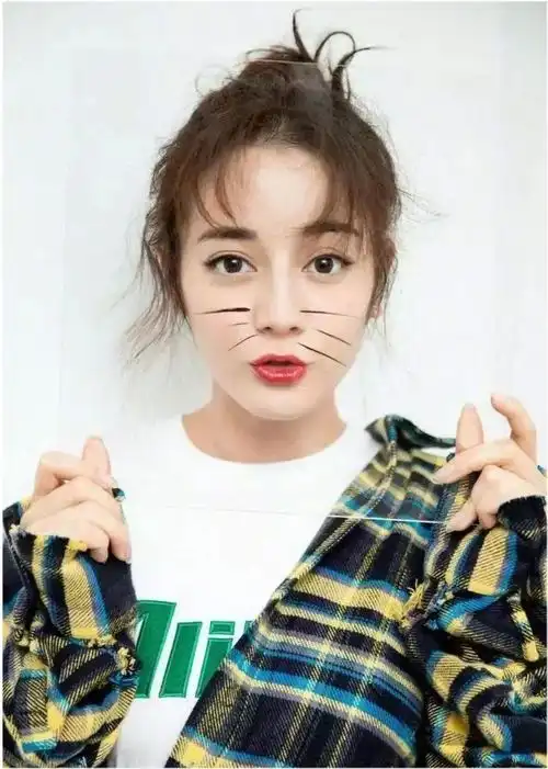 头顶小红花的表情包女生