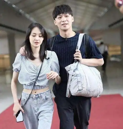 前男友张恒被限制消费,郑爽视频状态不受干扰,我却注意到她的脸
