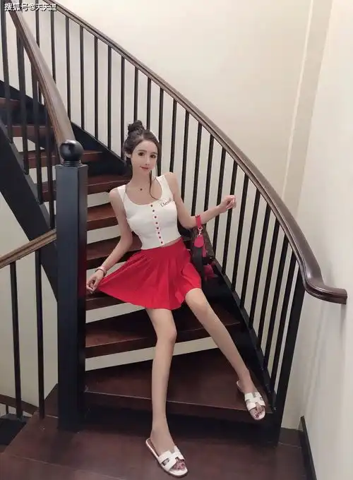 搞笑gif趣图妹子动作到位,表情不对