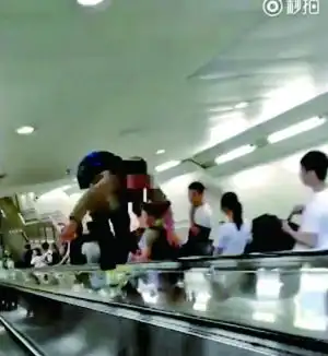 男子徒手攀爬地铁扶梯盖板行为涉嫌违法
