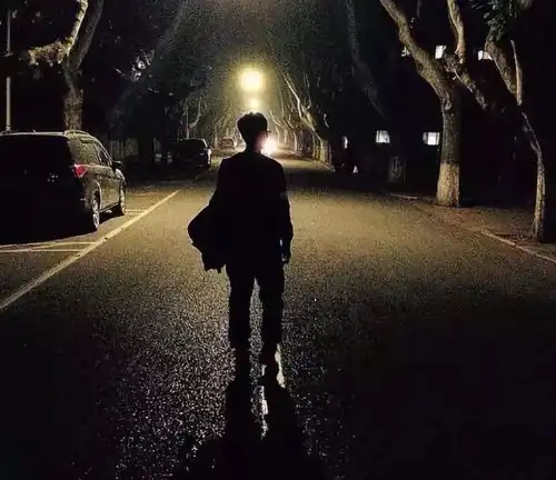 黑夜头像男生冷酷背影