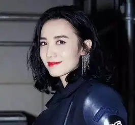 杨幂刘诗诗都梳起了侧露耳发
