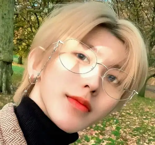 男生头像之前总羡慕戴眼镜的人,直到成为那种人后却只想着如何摘掉它