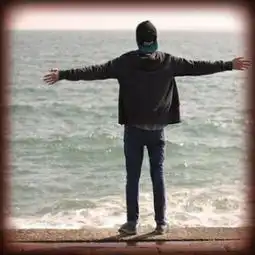 男生在海边带帽背影头像
