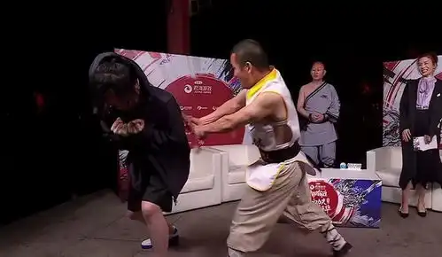张大仙亲自感受硬气功,被手腕粗的木棍打在身上,疼得直吸冷气