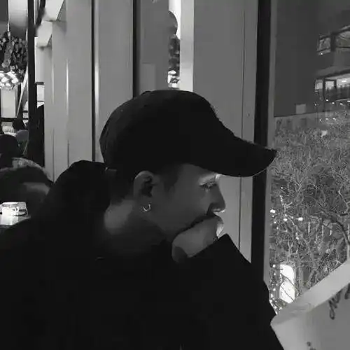 抽烟男生头像成熟稳重婚