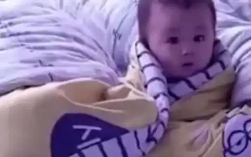 不靠谱妈妈火了,哄娃时候自己先睡着了,孩子举动超暖心
