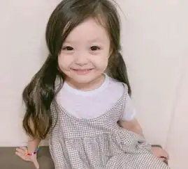 表情包中的小女孩出自哪里