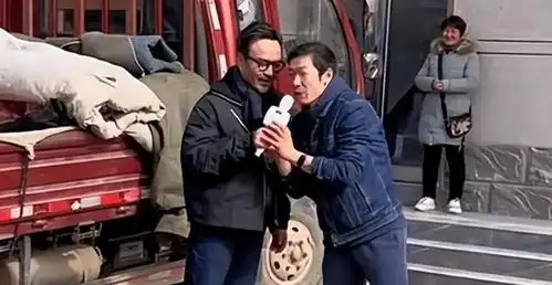 48岁汪涵生活所迫,在街头摆地摊卖水果,生意惨淡无人问津