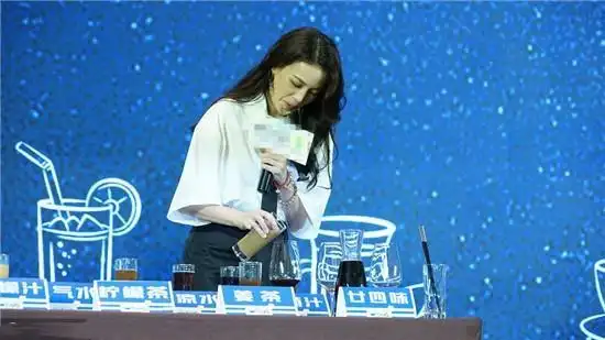 舒淇力挺黄渤新戏,狂甩表情包不惧变女神经,颈纹成硬伤