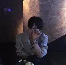 抽烟男生头像成熟稳重拍