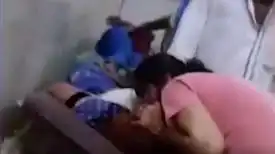 伤感一幕氧气紧缺印度女子冒感染风险给母亲做人工呼吸
