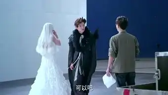 袁姗姗大口吃虾不拘小节搞怪上演真人表情包