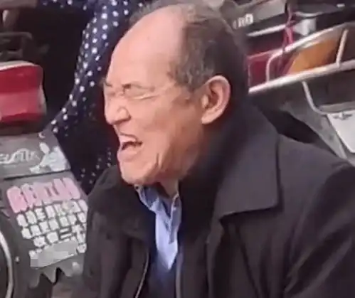 四川一大爷摆摊卖橙子,称口感甜过初恋,尝了口表情笑坏路人