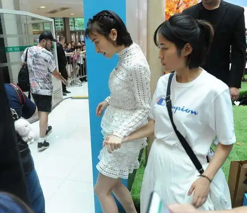 吴昕穿白裙踩高跟鞋出席活动变小公举,但下台阶时的表情却亮瞎了