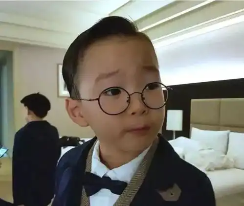 韩国三胞胎5岁啦两个小宝贝近视了,个子最高的你猜是谁