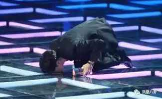 杨幂看张艺兴下跪表情亮了,明星吃瓜比撕x更有趣