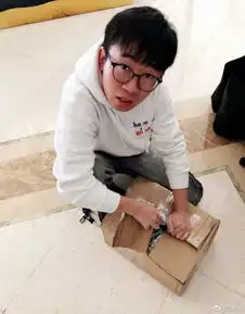 谢娜发文为杨迪庆生拆快递睡化妆间表情呆萌搞笑