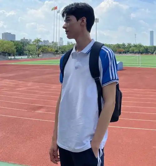 龚俊晒学生照为考生加油,穿校服少年感好足,然而手机壳更惹眼