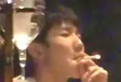 孙红雷包一整层餐厅抽根烟曝光后道歉拉好感,王源抽烟却全网黑