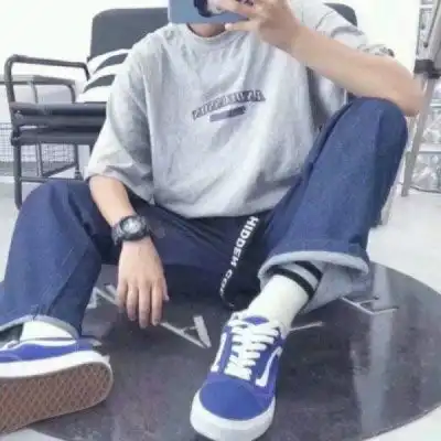 男生盘腿坐潮流头像下半身盘腿坐无头头像