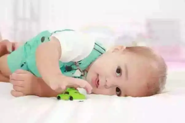 表情还在为不懂孩子的心而烦恼吗读懂孩子肢体语言让你了解他的内心表情