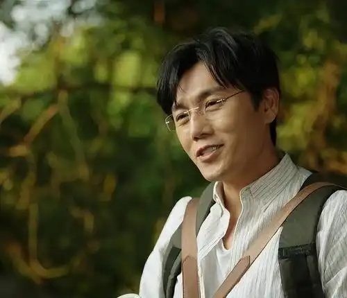 伊能静与老公手牵手走机场,秦昊严肃得吓人,与老婆表情截然相反