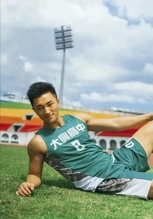 00后的筋肉阳光男孩拍制服男友大片,时尚而帅气,稳重而成熟