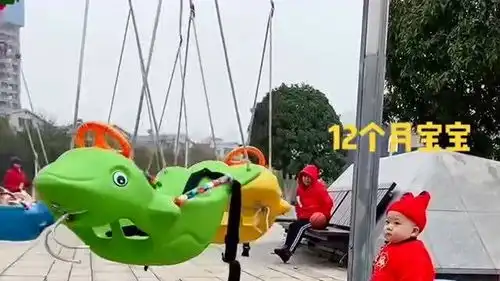 宝宝一直站那等停了才过来一探究竟,好奇害死猫,最后这个表情太有趣了