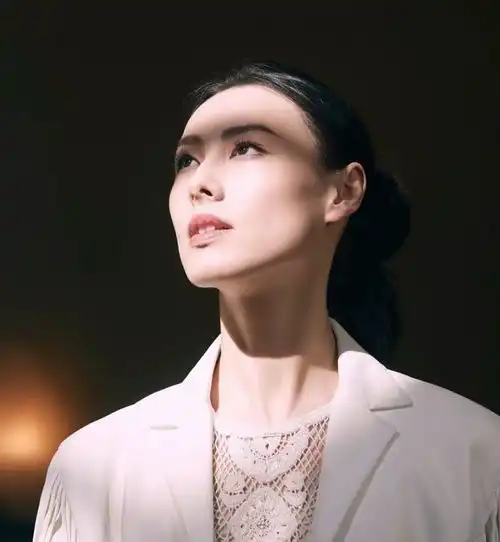 骨相美,耳高于眉,35岁梁洛施越来越美