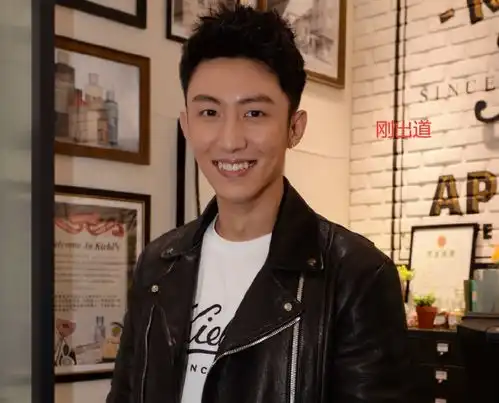 黄景瑜素人时期被偷拍,非主流愣是穿出时尚感,这才是男明星的体面