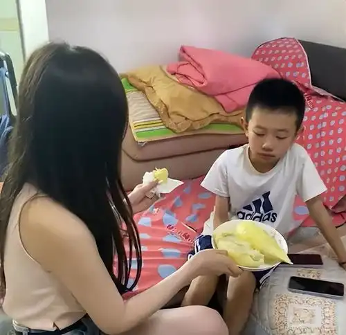 河北一8岁男孩被欺负时24岁外甥女安慰,看到外甥女后网友心动了