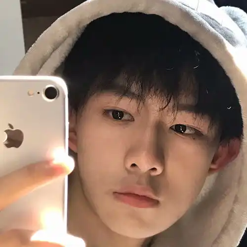 干干净净的男生头像对镜自拍男头高冷