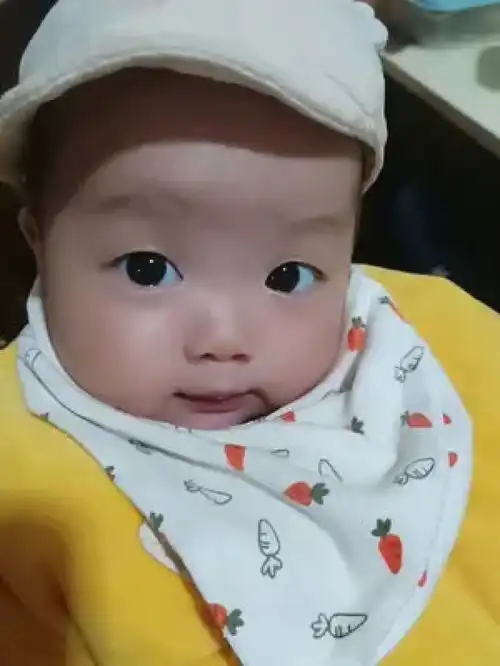 晒娃婴儿萌娃表情奶爸带娃