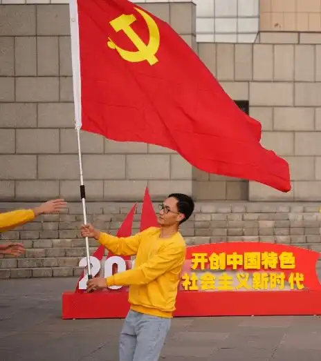 百年仍是少年川大学子纪念一二九爱国运动,百人接力跑出激扬青春