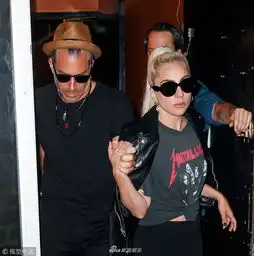 组图ladygaga全黑look气场十足和男友双手紧扣高调秀恩爱