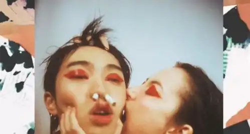 伊能静秀豪宅,儿子却穿女装搞行为艺术,网友喊话太辣眼