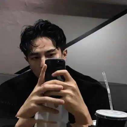 头像男生成熟稳重正脸