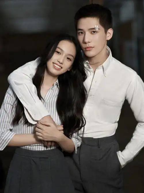 娱乐圈又有两位撞脸的女明星,周也和张婧仪太像了,能分清吗
