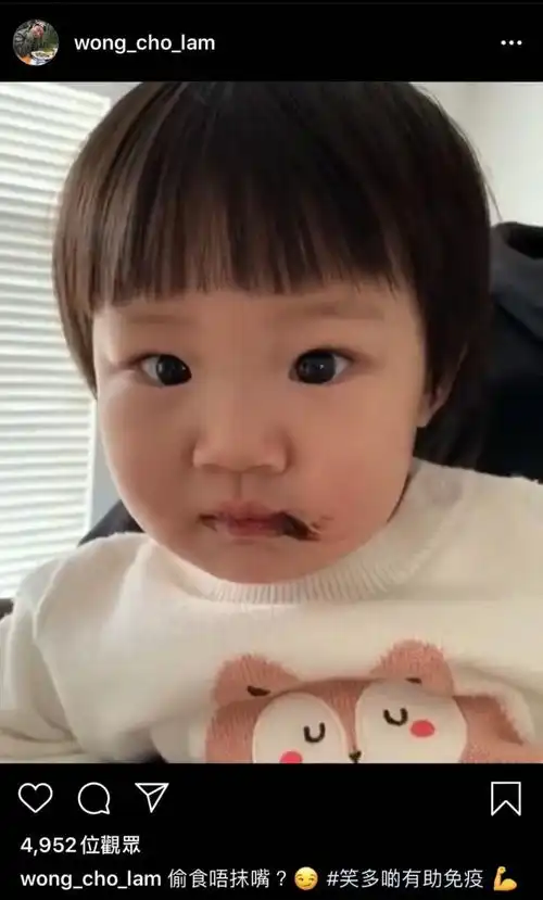 王祖蓝女儿吃巧克力弄脏嘴巴,面对父亲责问她露出害怕表情很可爱