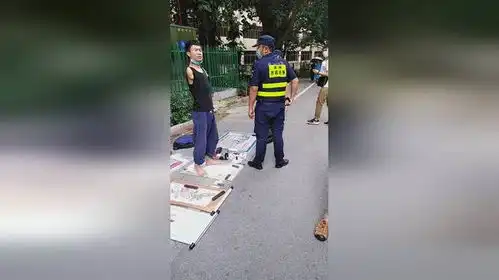 残疾小伙街头摆摊,遭城管劝离惹争议网友生活所迫
