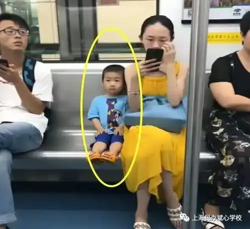一节车厢两种家庭,两个孩子的未来让人一眼看穿,家教真的太重要