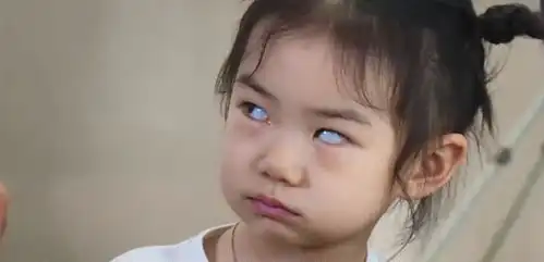 推迟2年终开播戚薇女儿化身表情包,黄英儿子曝光老爹隐私