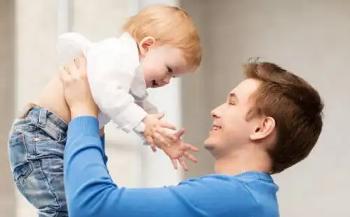 婆婆帮我带孩子要求发工资,我同意,三年后全家人指责鼻子骂我